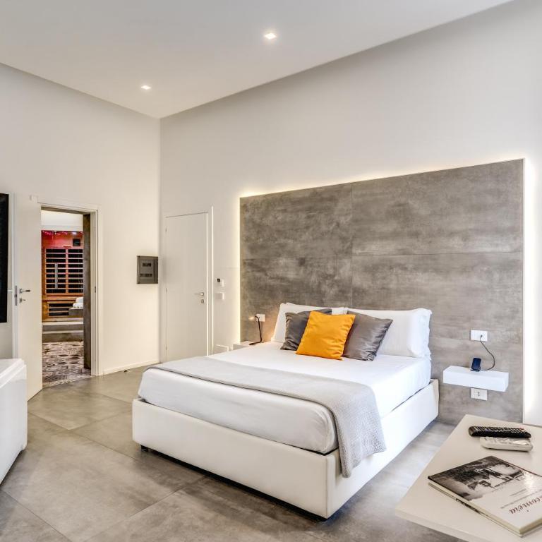 Gallery Suite Naples - Queen Suite with Spa Bath - 2