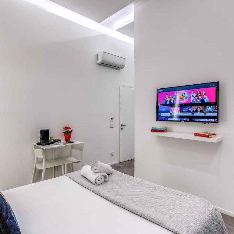 Gallery Suite Naples - Suite with Hot Tub - 5