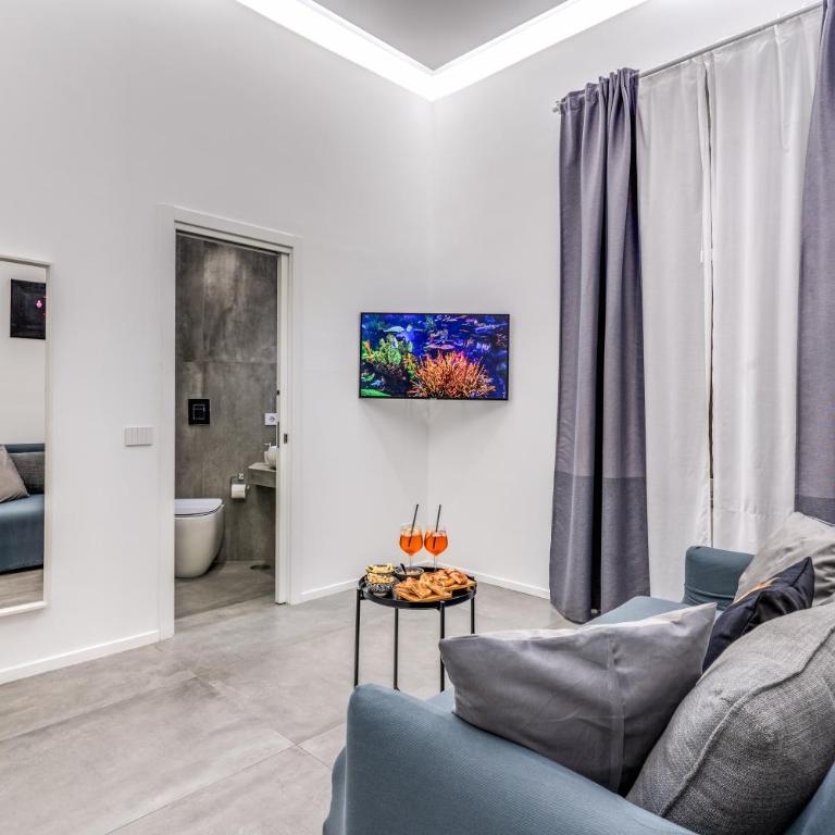Gallery Suite Naples - Suite with Hot Tub - 14