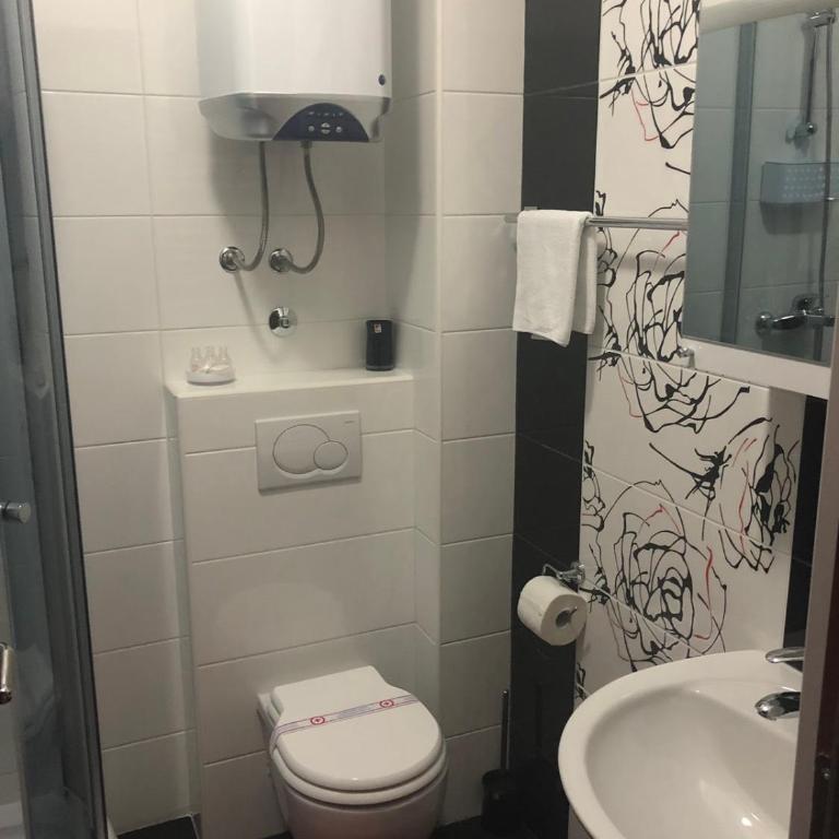 Pinnacle MNE - Two-Bedroom Apartment - 22