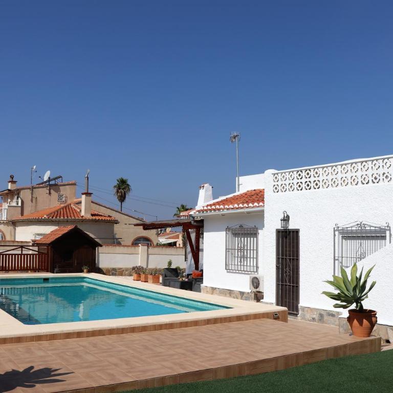 CHALET CON PISCINA PRIVADA - Casa de 3 dormitorios - 18