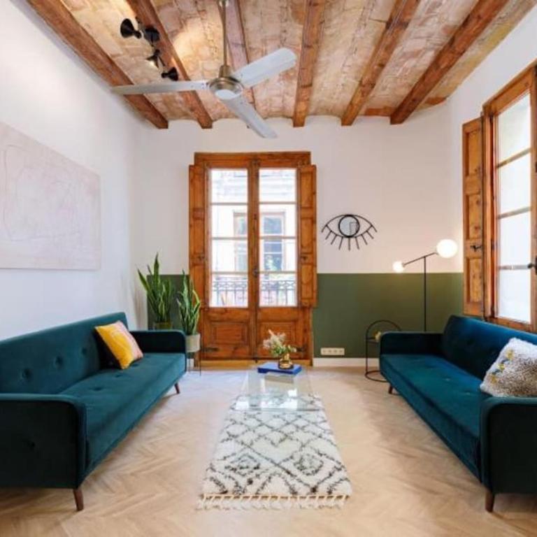 Spacious apartment in the Gothic - Three-Bedroom Apartment - 1