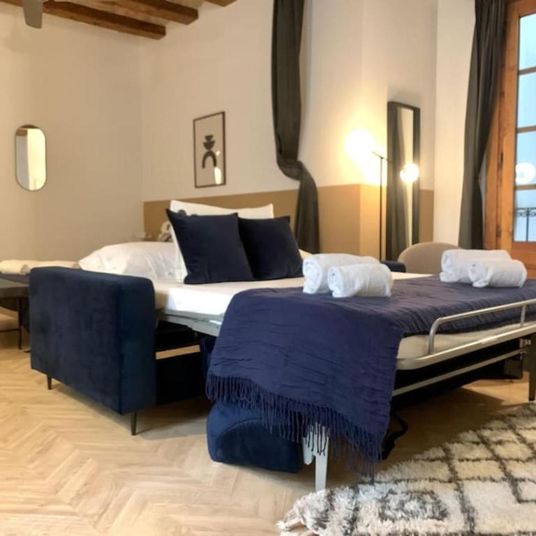 Spacious apartment in the Gothic - Three-Bedroom Apartment - 7
