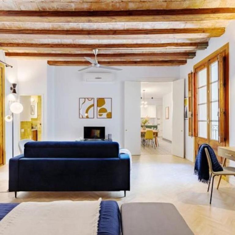 Spacious apartment in the Gothic - Three-Bedroom Apartment - 13