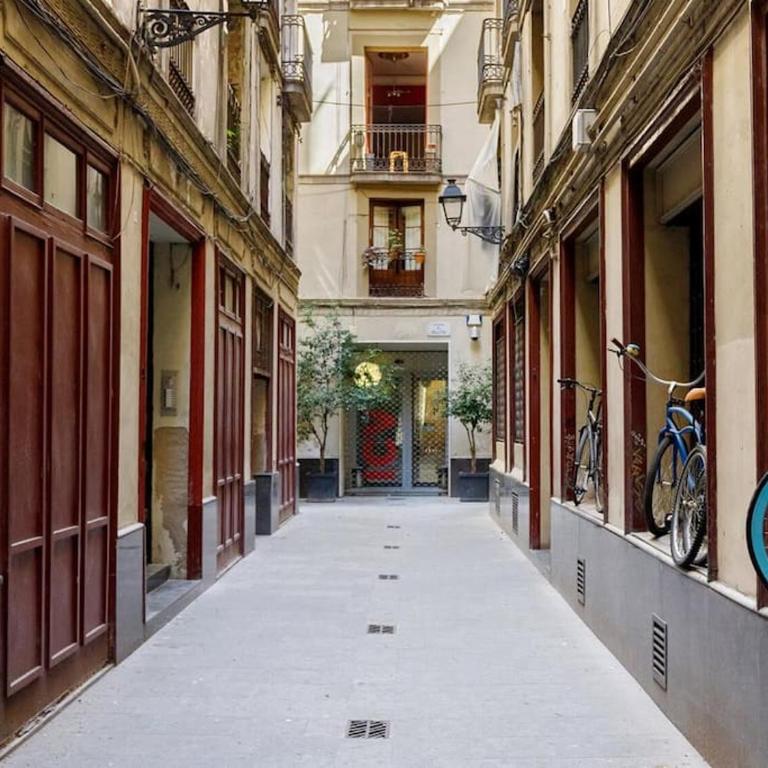 Spacious apartment in the Gothic - Three-Bedroom Apartment - 34