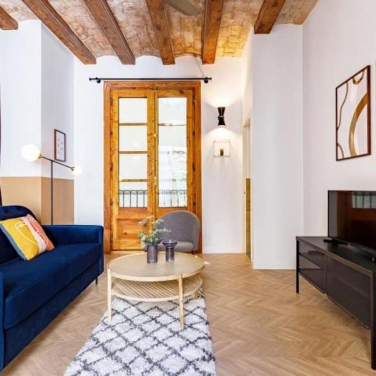 Spacious apartment in the Gothic - Three-Bedroom Apartment - 35