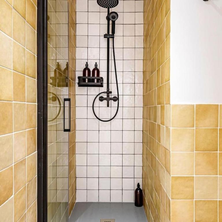 Spacious apartment in the Gothic - Three-Bedroom Apartment - 40