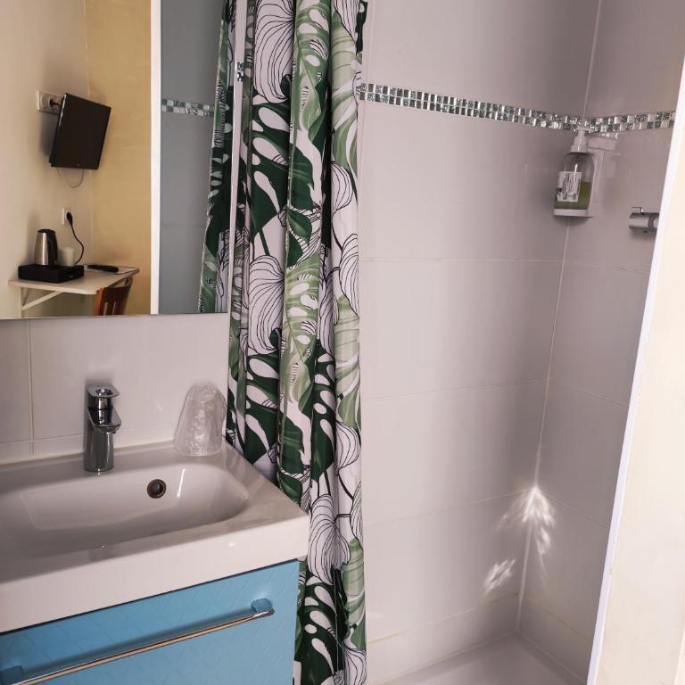 Auberge du Bon Vivant - Petite Chambre Double avec Climatisation et Terrasse - 3
