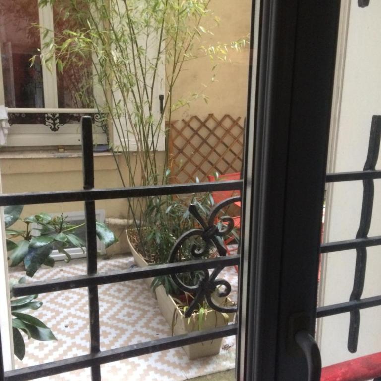 Studio Maryline de 18 m2 - Calme - Rez de chaussée sur patio Privé - Grand Canapé-Lit Clic Clac pour 2 personnes - Kitchenette - Salle de bain - 5 minutes du Métro Brochant de la ligne 13,Bus 54,74 et 31 vers sites touristiques - Appartement 1 Chambre - 10