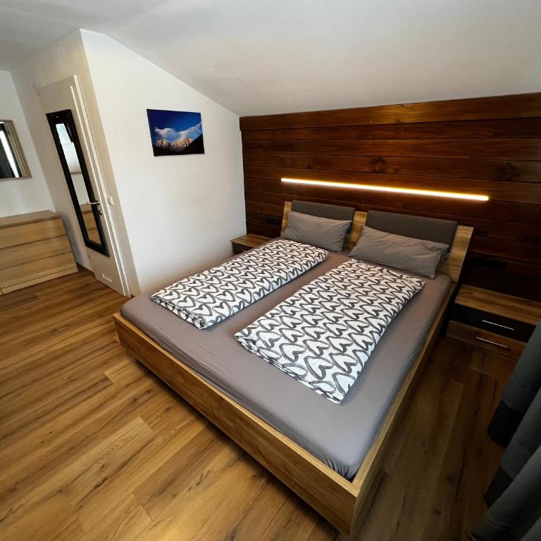 Haus Bergfeld with the view over Dachstein - Three-Bedroom Apartment - 22