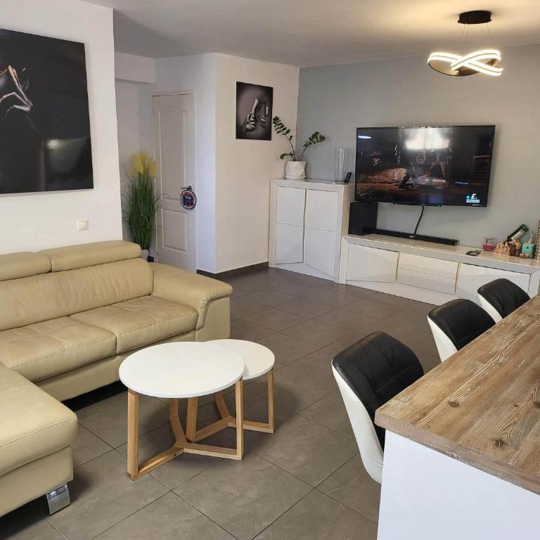 Hermoso Unifamiliar en La Zenia - Casa de 3 dormitorios - 2