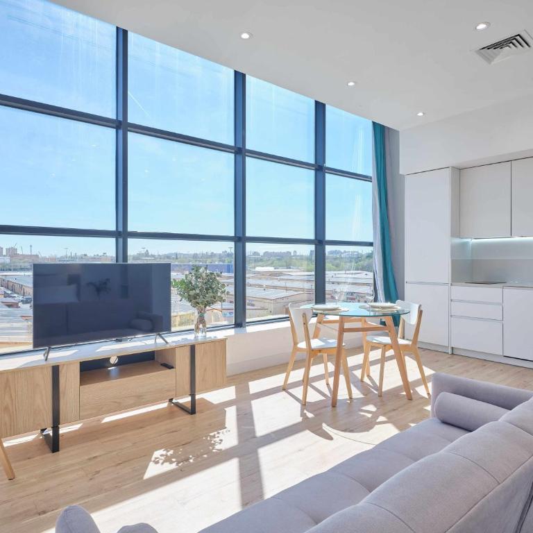 Paseo Suites Hotel - Suite with City View - 2