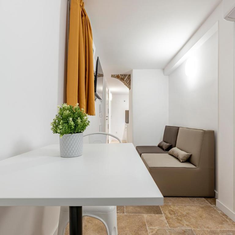 Bajo interior sin ventana en Barri Port Maritim - Apartamento de 1 dormitorio - 2