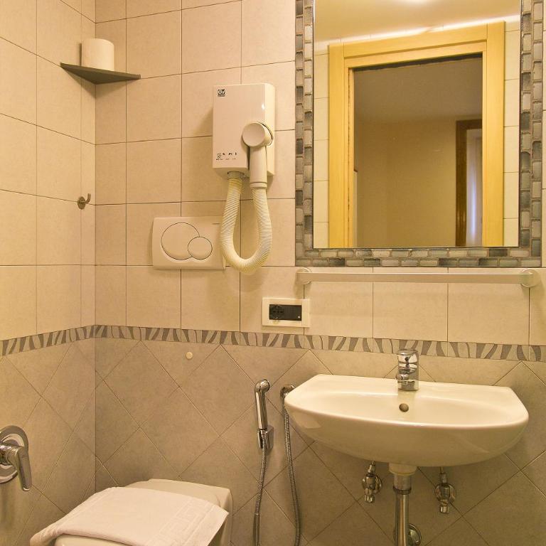 Optimus B&B - Camera Matrimoniale con Bagno Privato - 9