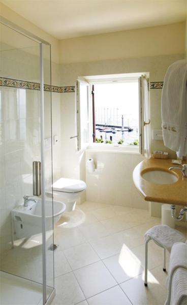 La Vittoria Boutique Hotel - Deluxe Junior Suite with Lake View and Terrace - 6