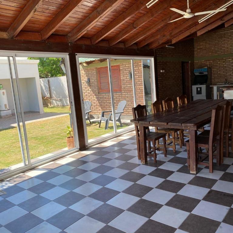 Hermosa Casa con Quincho y pileta - Casa de 3 dormitorios - 4