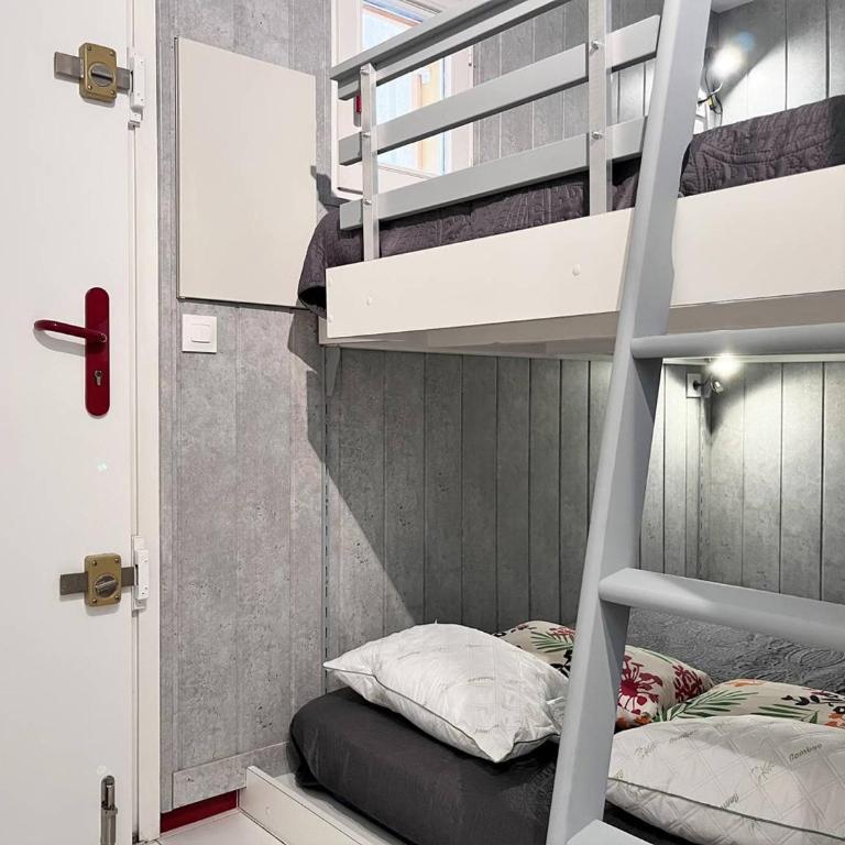 Studio cabine 4 pers avec terrasse, clim et parking au Lavandou - FR-1-251-431 - Appartement - 13