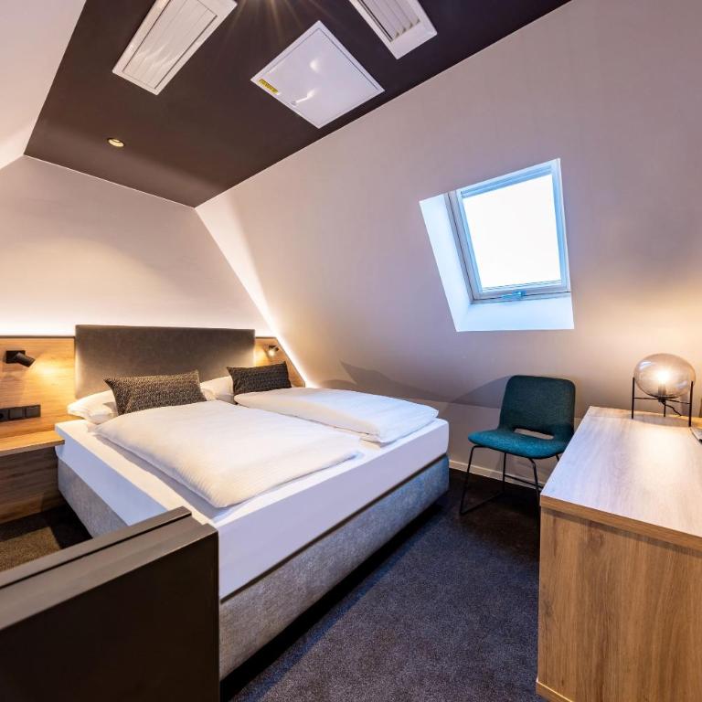BOLLWERK Lifestyle Hotel, automatisiertes Hotel mit Self Check In - Deluxe Junior Suite mit Küchenzeile und Klimaanlage - 11