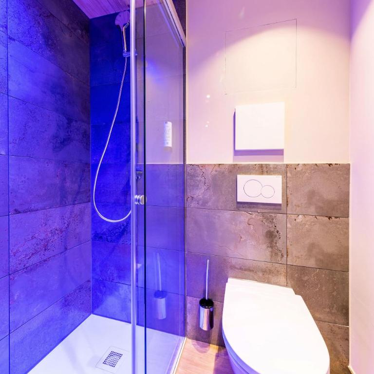 BOLLWERK Lifestyle Hotel, automatisiertes Hotel mit Self Check In - Deluxe Junior Suite mit Küchenzeile und Klimaanlage - 10