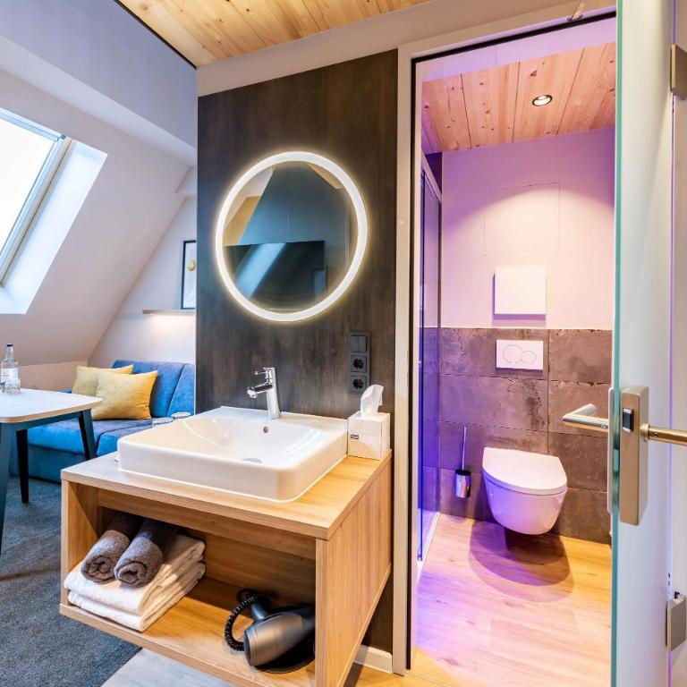 BOLLWERK Lifestyle Hotel, automatisiertes Hotel mit Self Check In - Deluxe Junior Suite mit Küchenzeile und Klimaanlage - 9