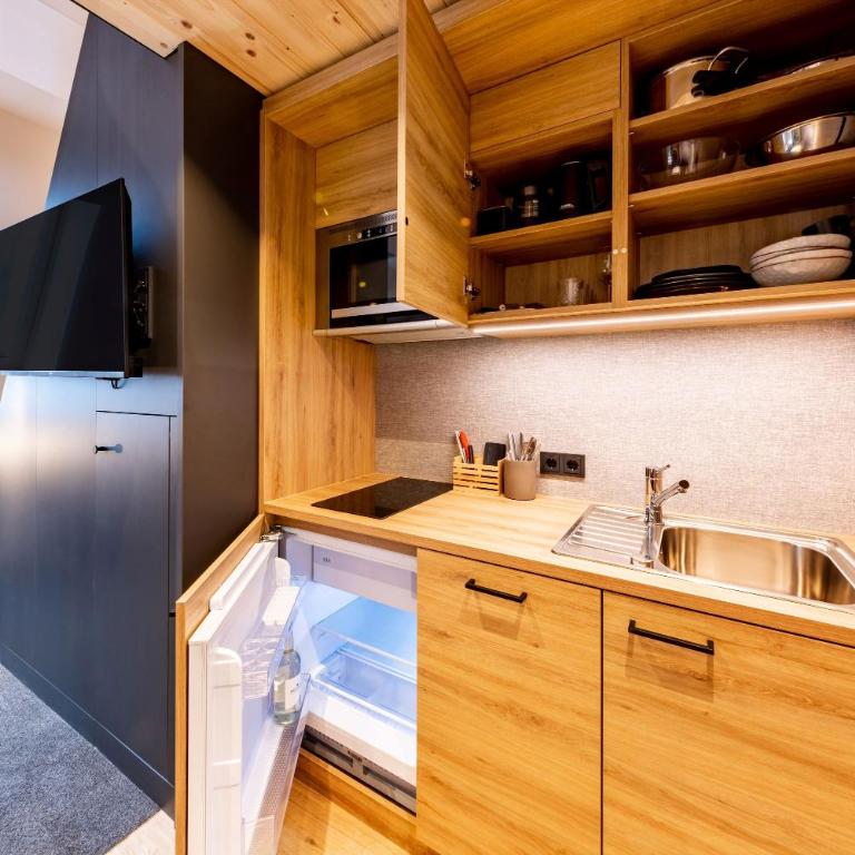 BOLLWERK Lifestyle Hotel, automatisiertes Hotel mit Self Check In - Deluxe Junior Suite mit Küchenzeile und Klimaanlage - 6