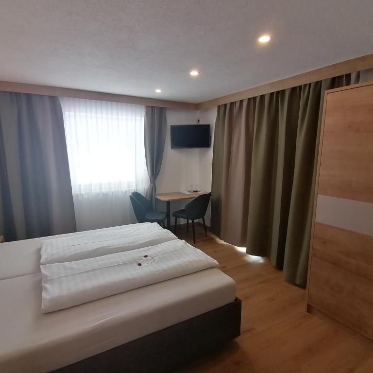 Gästehaus Holaus - Doppelzimmer mit Balkon - 2