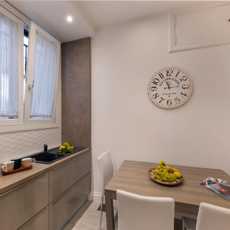 YourHome - Royal Blue Suite - One-Bedroom Apartment - 8
