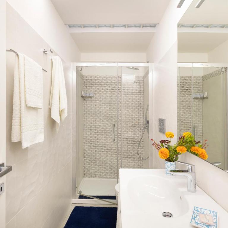 YourHome - Royal Blue Suite - One-Bedroom Apartment - 11