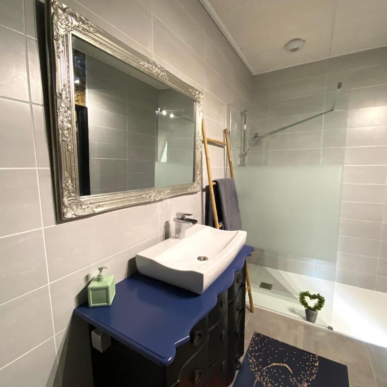 Domaine Ô Clair de Lune - Chambres d'Hôtes et Gîtes à Sarlat - Accès Cité Médiévale 5 minutes à pied - Parking - SPA & Massages en option - Piscine de saison - Chambre Double Confort avec Salle de Bains Privative - 8