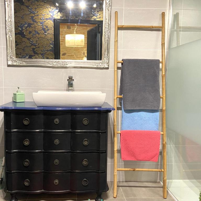 Domaine Ô Clair de Lune - Chambres d'Hôtes et Gîtes à Sarlat - Accès Cité Médiévale 5 minutes à pied - Parking - SPA & Massages en option - Piscine de saison - Chambre Double Confort avec Salle de Bains Privative - 6