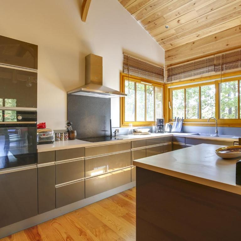 Belle villa en bois 6 personnes avec terrasse et Wi-Fi à Biscarrosse - FR-1-521-71 - Maison de Vacances (6 Adultes) - 6