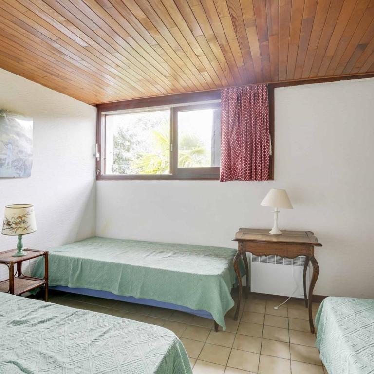Maison atypique 7 pers, 2 terrasses, cheminée, à 1,5 km des plages et centre - FR-1-521-143 - Maison de Vacances (7 Adultes) - 2