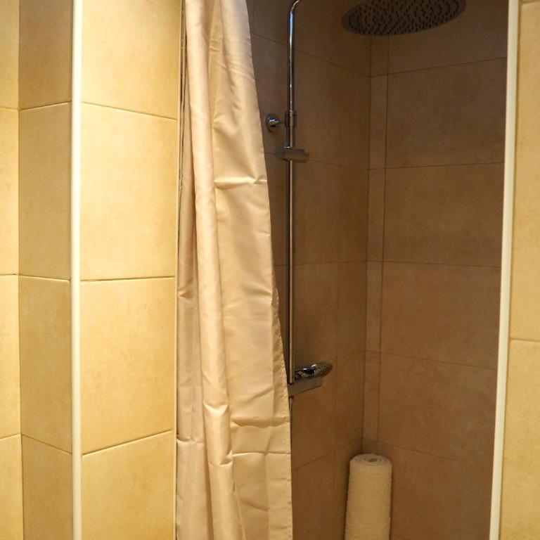 Cal Xambu - Three-Bedroom Apartment - 16