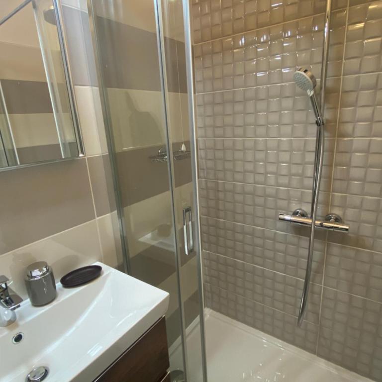 Iola Rooms - Q9416 - Standard King Room - 3