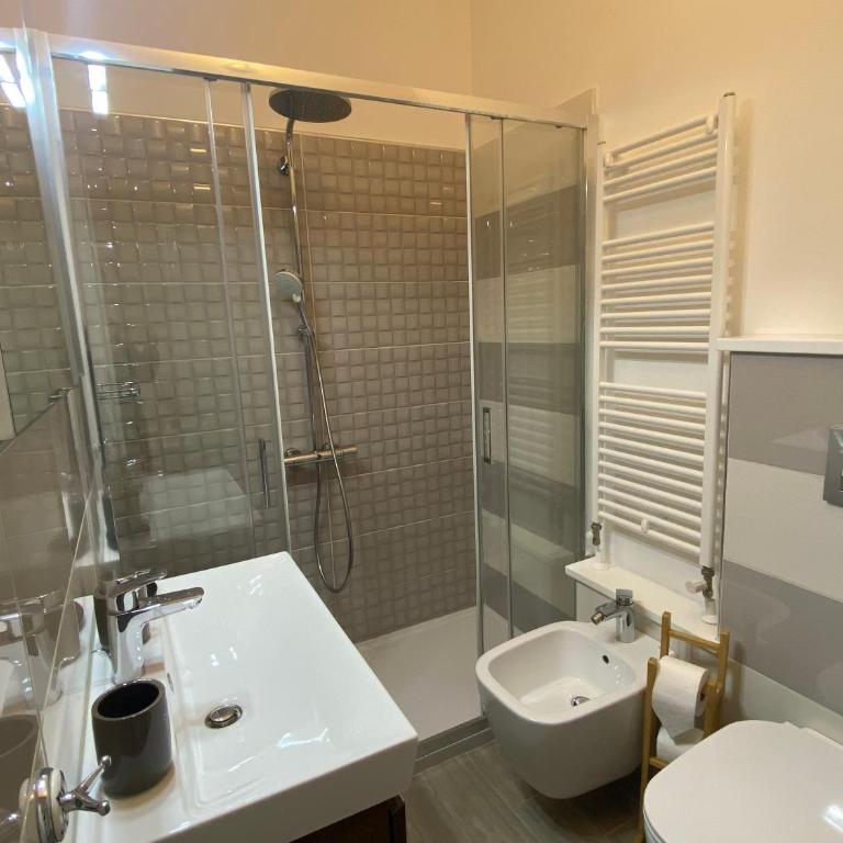 Iola Rooms - Q9416 - Standard King Room - 4