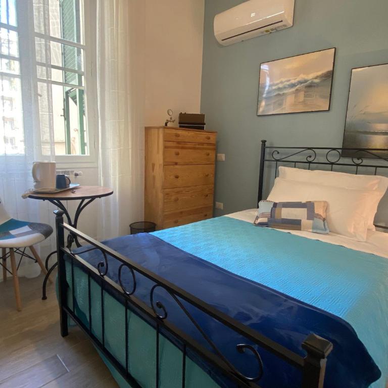 Iola Rooms - Q9416 - Standard King Room - 1