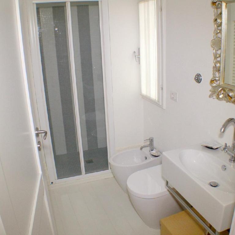 White Florence Suite - One-Bedroom Apartment - 25