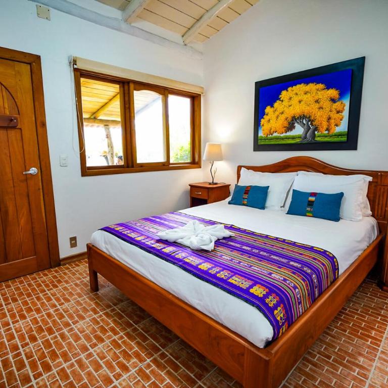 Enchanted Galapagos Lodge - Habitación con cama grande y vistas al jardín - 3