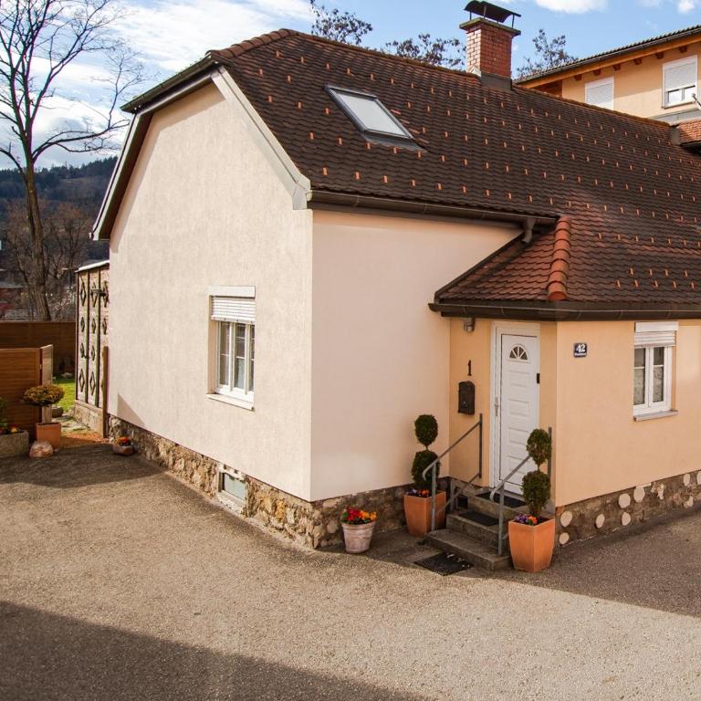 AusZeit Steiraland 1 mit privaten Garten überdachter Terrasse und Parken - Apartment mit 2 Schlafzimmern - 2