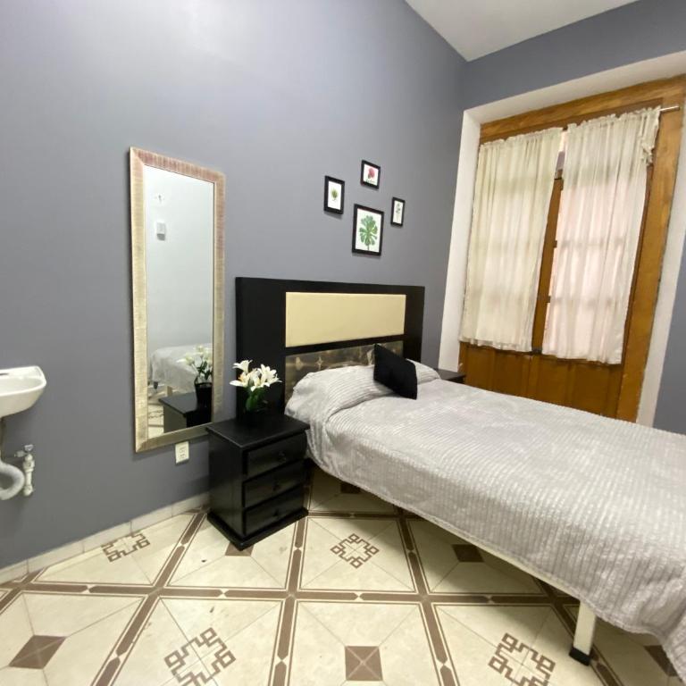WHOST Hotel y Hostal - Economy Double Room - 3