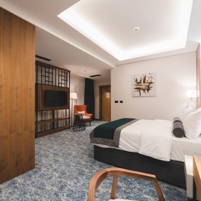 Bristol Hotel Podgorica - Deluxe Room - 2