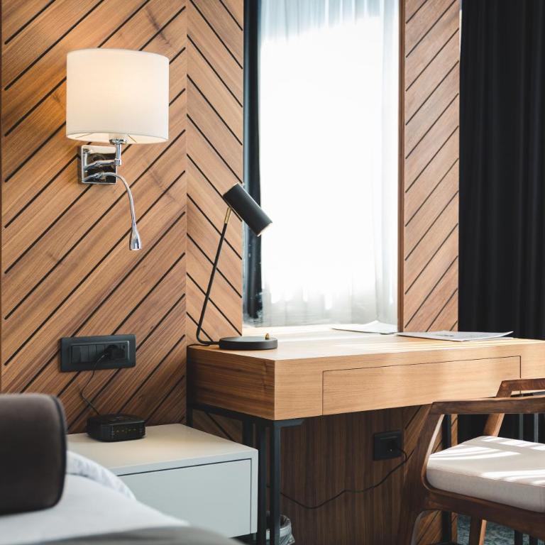 Bristol Hotel Podgorica - Deluxe Room - 3