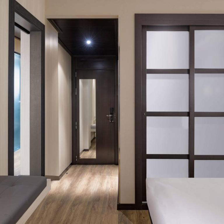 AC Hotel Valencia by Marriott - Family Room King, Guest room, 1 King, Sofa bed - 3