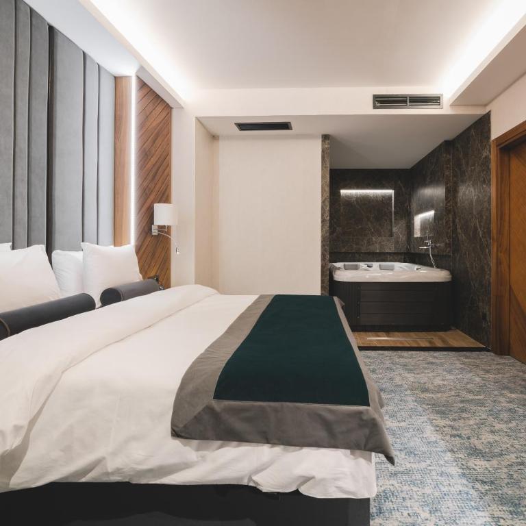 Bristol Hotel Podgorica - Deluxe Suite with Spa Bath - 2