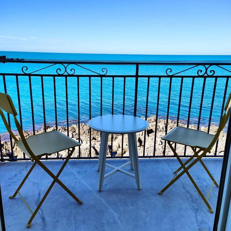COASTAL Seaview Suite & CENTRAL BALCONY Street View Studio - Suite with Sea View - 15