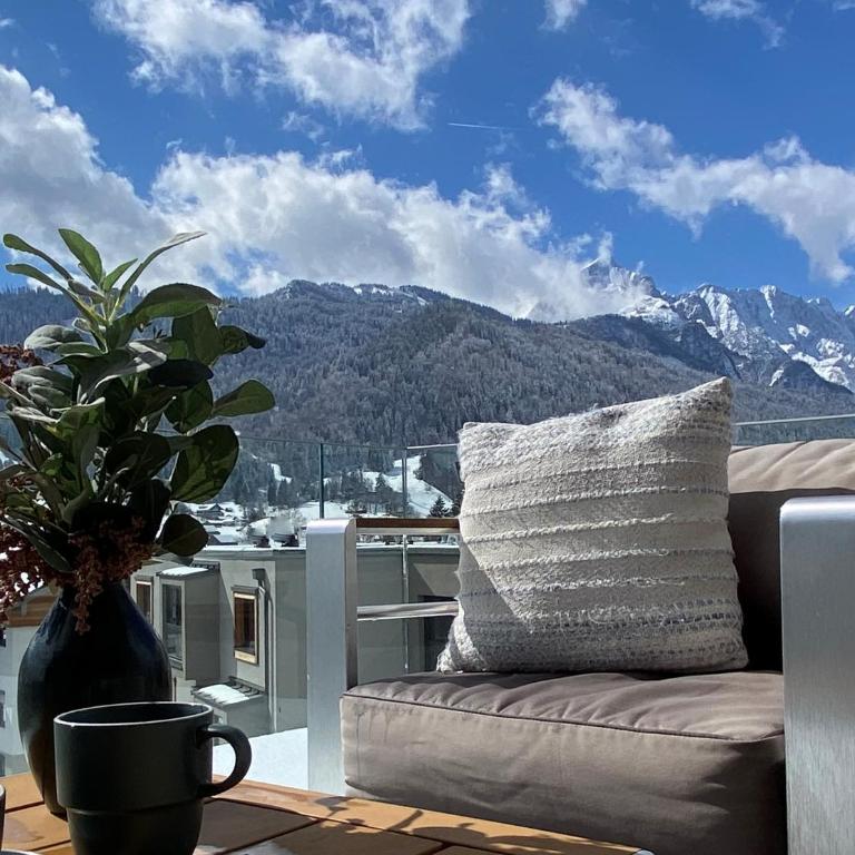 Apartment BergRoof - Two-Bedroom Penthouse with Balcony and Mountain View - 2
