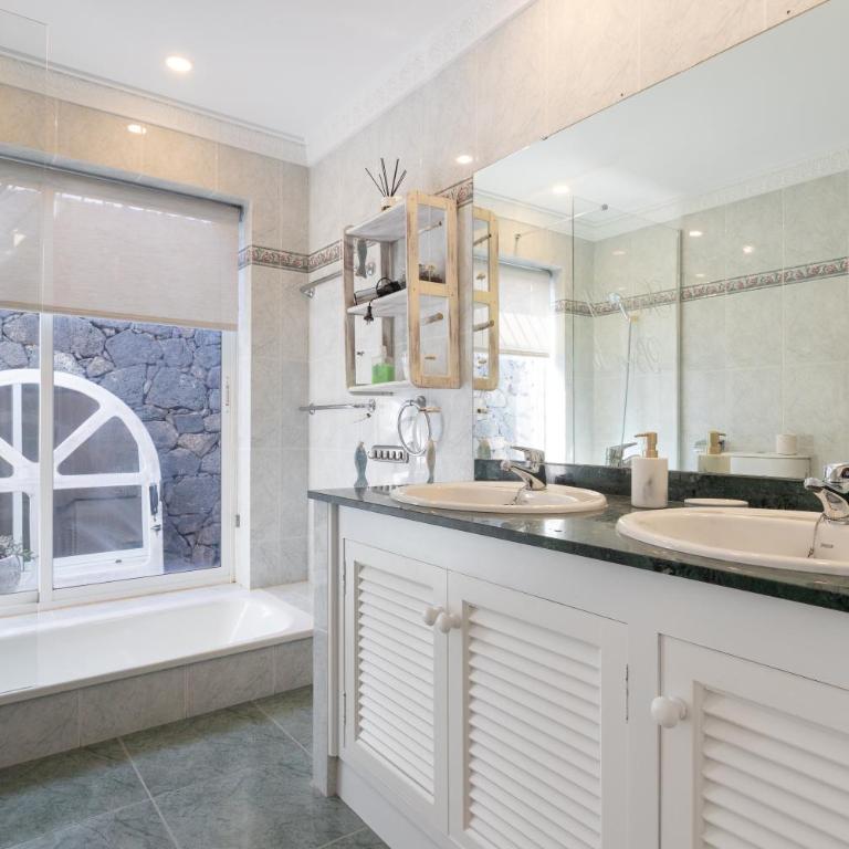 Serenity Beach - Three-Bedroom Villa - 17