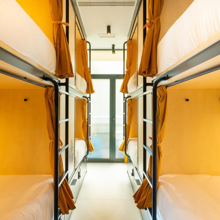 Petit Hostel Palacio Real - Cama en habitación compartida mixta de 8 camas - 8