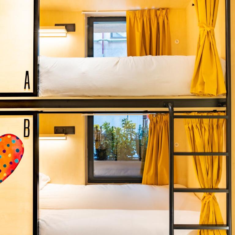 Petit Hostel Palacio Real - Cama en habitación compartida mixta de 6 camas - 1