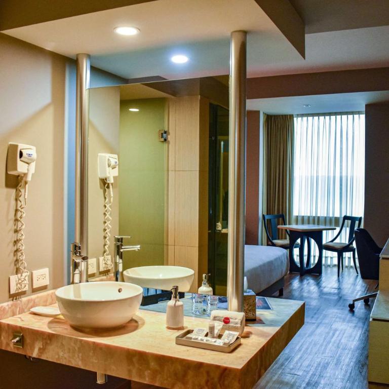 Ramada by Wyndham Mexico City Santa Fe - King Room - Non-Smoking - 4